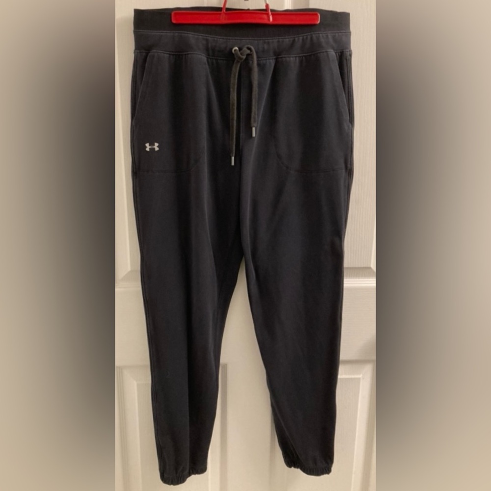 COMFY Under Armour black joggers with thick waist band, elastic cuff bottoms